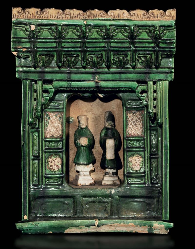 Piccolo tempio con figure in grès smaltato sui toni del verde, Cina, Dinastia Ming, XVI-XVII secolo  - Asta Fine Chinese Works of Art - Cambi Casa d'Aste