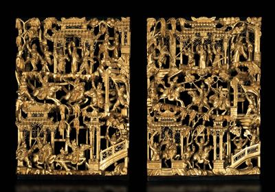 Coppia di Pannelli in Legno Dorato e Intagliato con Figure di Cavalieri, Cina, XIX Secolo