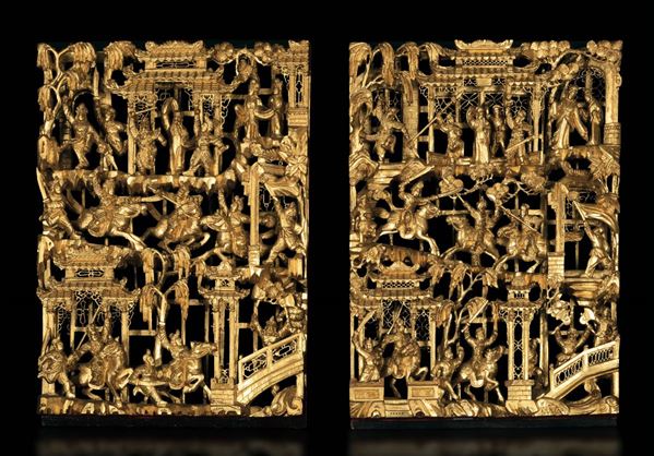 Coppia di pannelli in legno dorato e intagliato con figure di cavalieri, Cina, XIX secolo