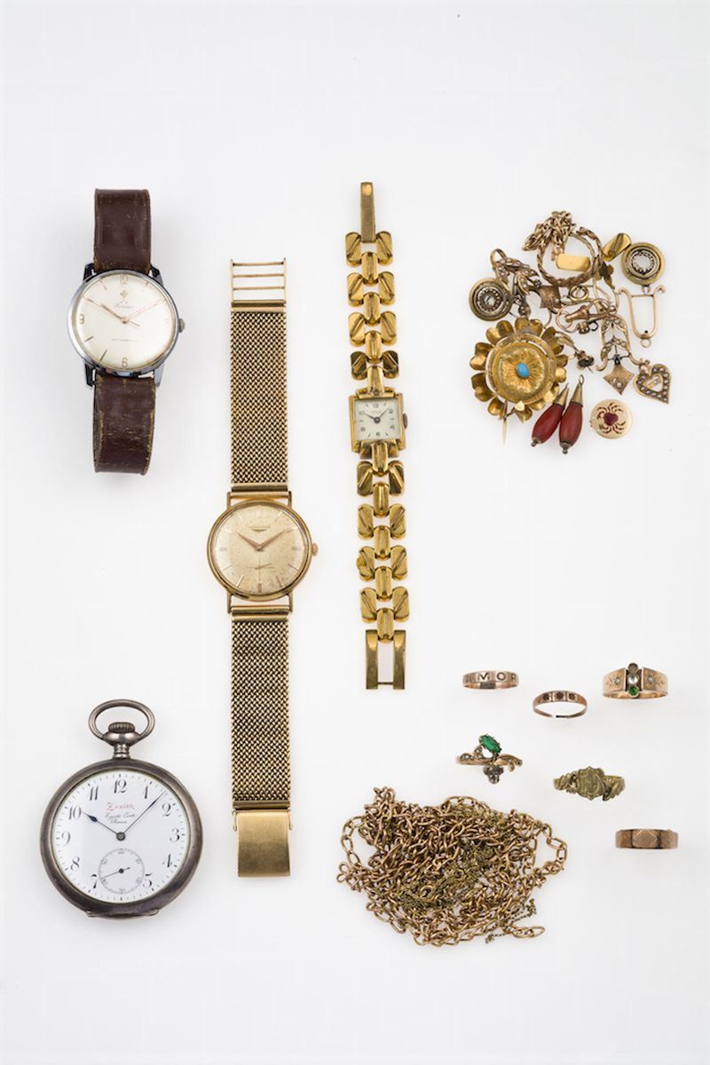 Lotto composto da 3 orologi da polso, un orologio da tasca e gioielli vari in lega metallica  - Asta Fine Jewels - Cambi Casa d'Aste