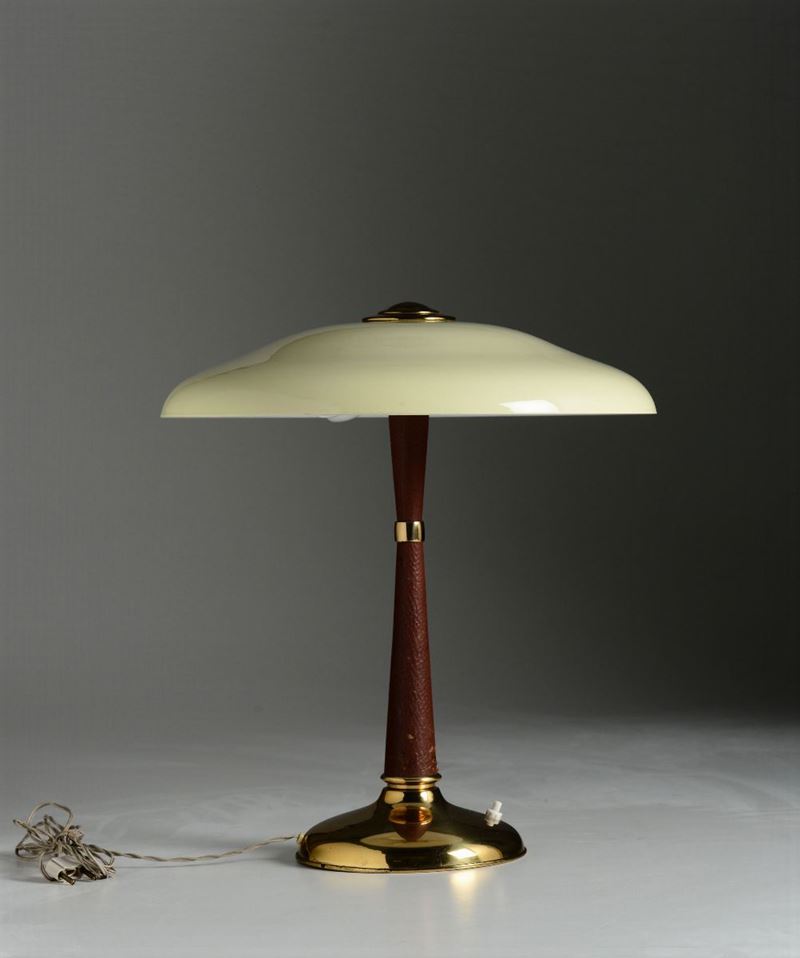 Lampada da tavolo con struttura in metallo laccato e ottone. Rivestimenti in pelle.  - Auction Design - Cambi Casa d'Aste
