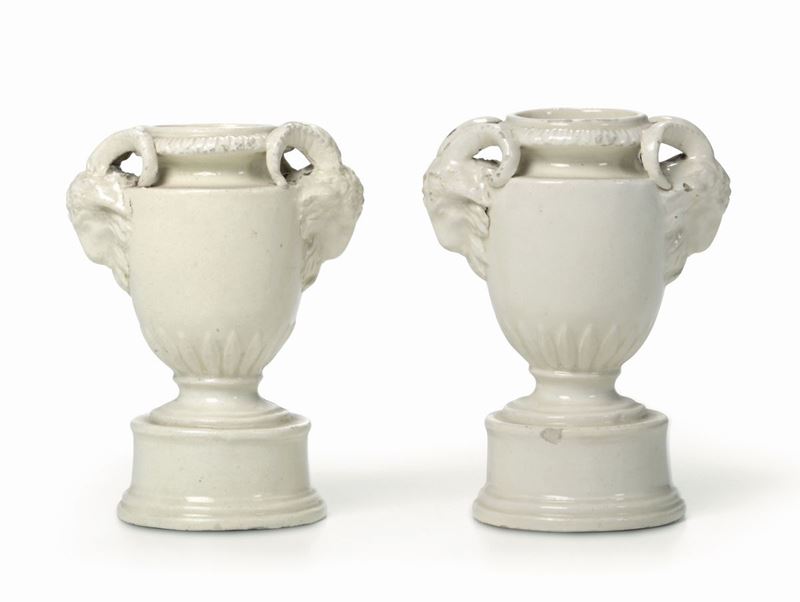 Coppia di vasetti Probabilmente Italia, fine XVIII - inizio XIX secolo  - Asta Maioliche e Porcellane - Cambi Casa d'Aste