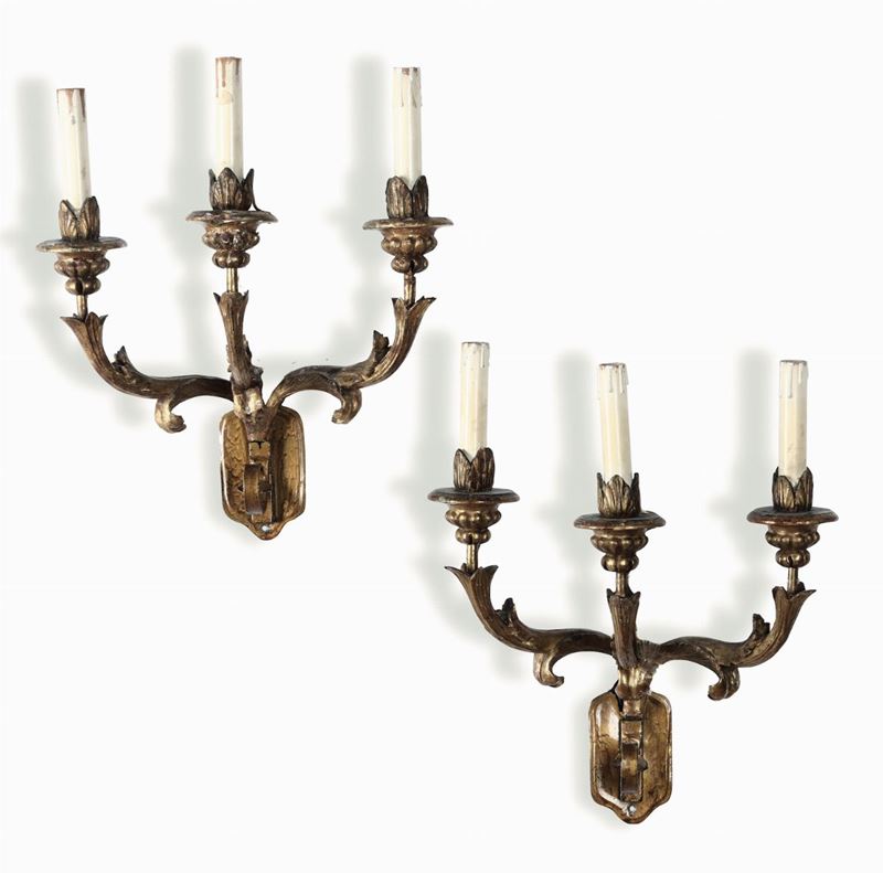 Coppia di appliques a tre luci in legno intagliato e dorato, XX secolo  - Asta Antiquariato - Cambi Casa d'Aste