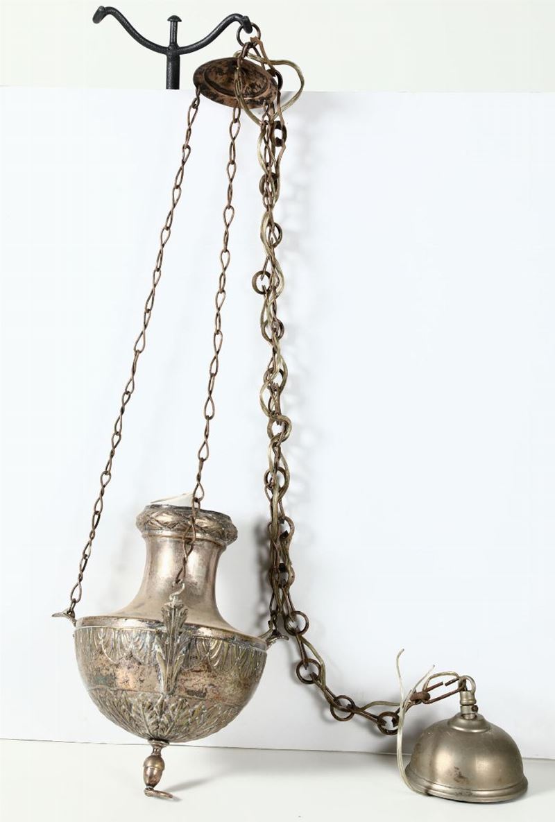 Lampada votiva pensile in metallo argentato, XIX secolo  - Asta Arredi - Cambi Casa d'Aste