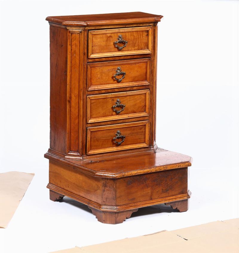 Inginocchiatoio in noce a quattro cassetti, XIX secolo  - Auction Furniture - Cambi Casa d'Aste