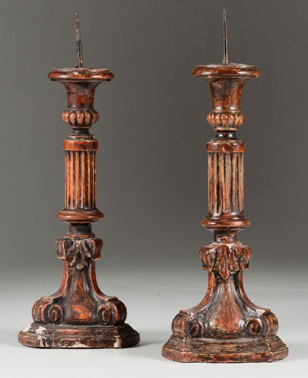 Coppia di candelieri in legno intagliato, XIX secolo
