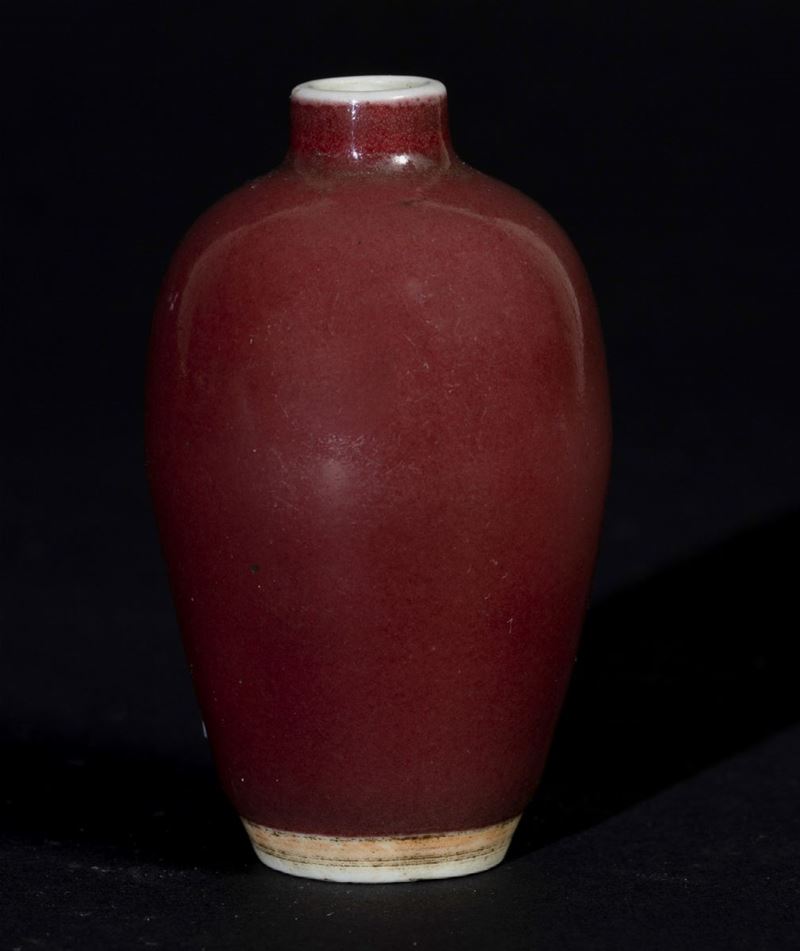 Snuff bottle in porcellana monocroma color sangue di bue, Cina, fine XIX secolo  - Asta Fine Chinese Works of Art - Cambi Casa d'Aste