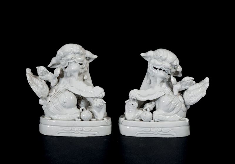 Two porcelain Pho dogs, China, 1700s  - Auction Fine Chinese Works of Art - Cambi Casa d'Aste