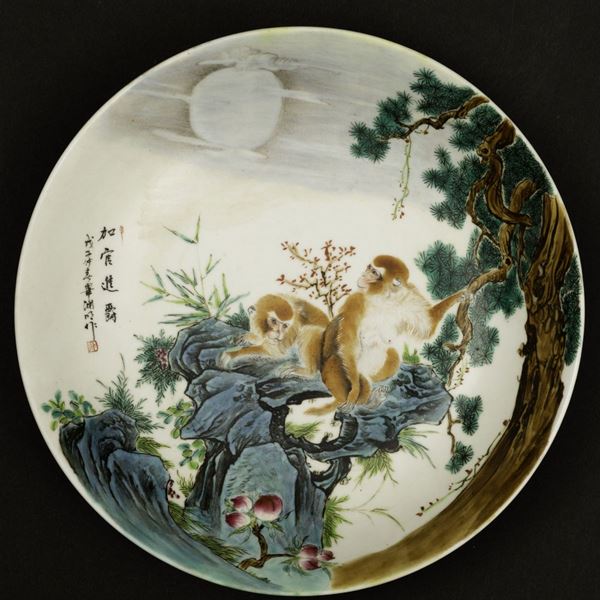 Piatto in porcellana a smalti policromi raffigurante scimmie con iscrizioni, Cina, Repubblica, XX secolo