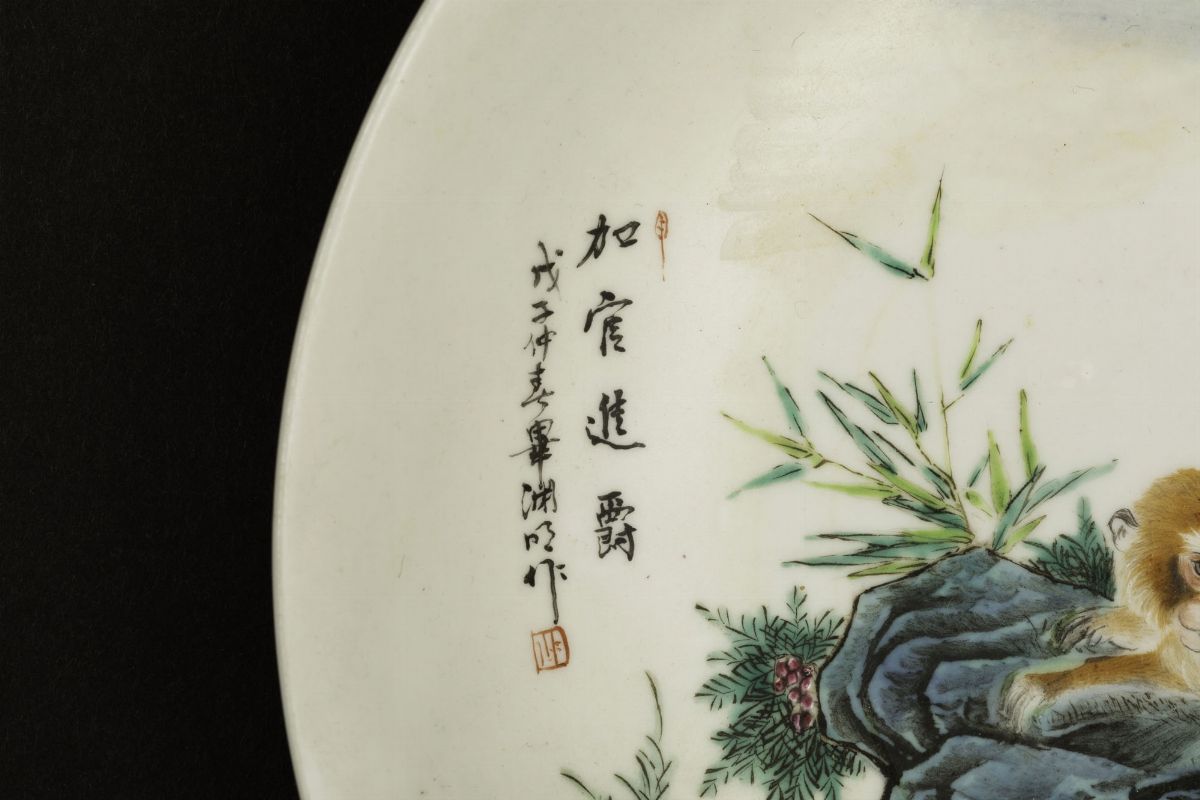 Piatto in Porcellana a Smalti Policromi Raffigurante Scimmie con Iscrizioni, Cina, Repubblica, XX...