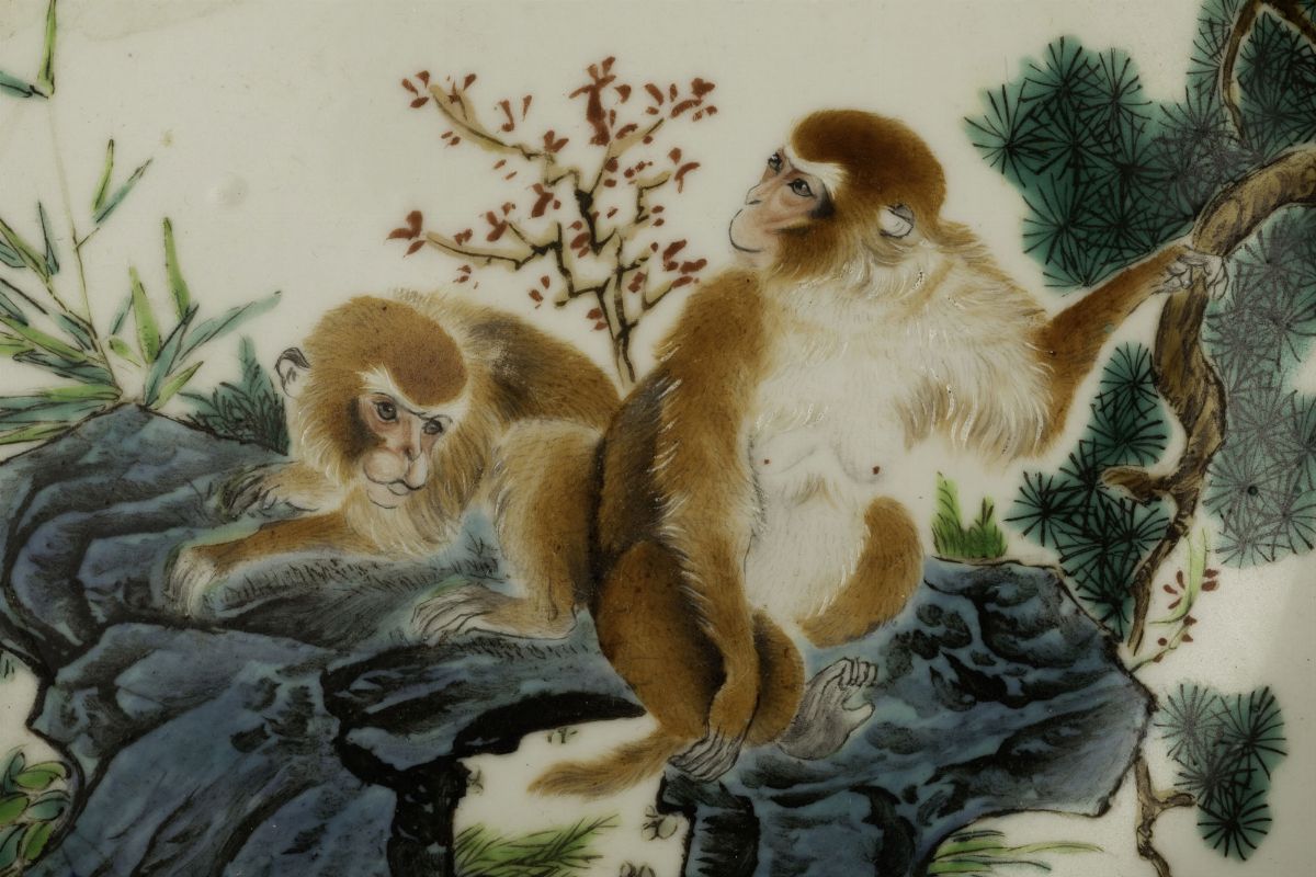 Piatto in Porcellana a Smalti Policromi Raffigurante Scimmie con Iscrizioni, Cina, Repubblica, XX...