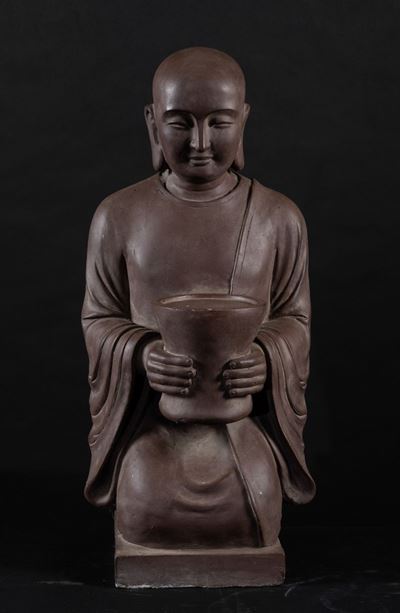 Grande Scultura in Grès Yixing Raffigurante Monaco Inginocchiato con Vaso, Cina, Fine XIX