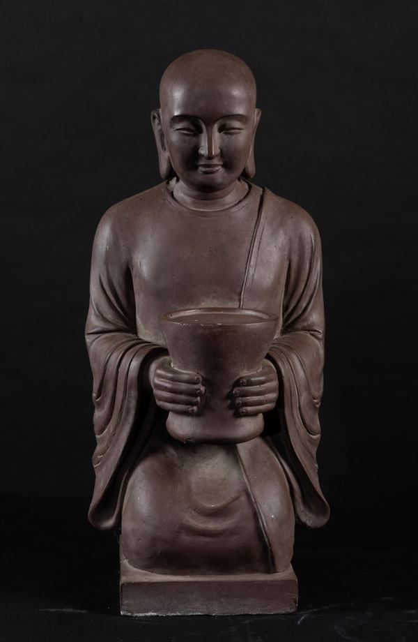 Grande scultura in grÃ¨s Yixing raffigurante monaco inginocchiato con vaso, Cina, fine XIX