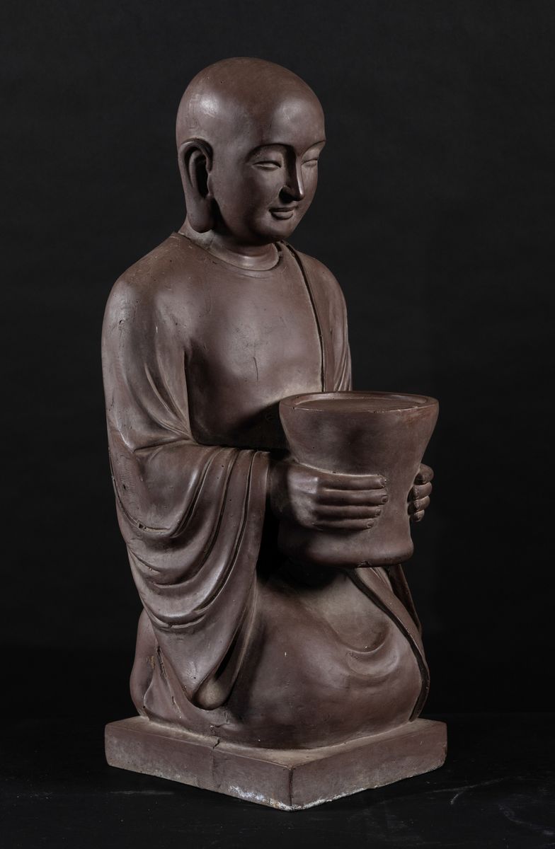 Grande Scultura in Grès Yixing Raffigurante Monaco Inginocchiato con Vaso, Cina, Fine XIX