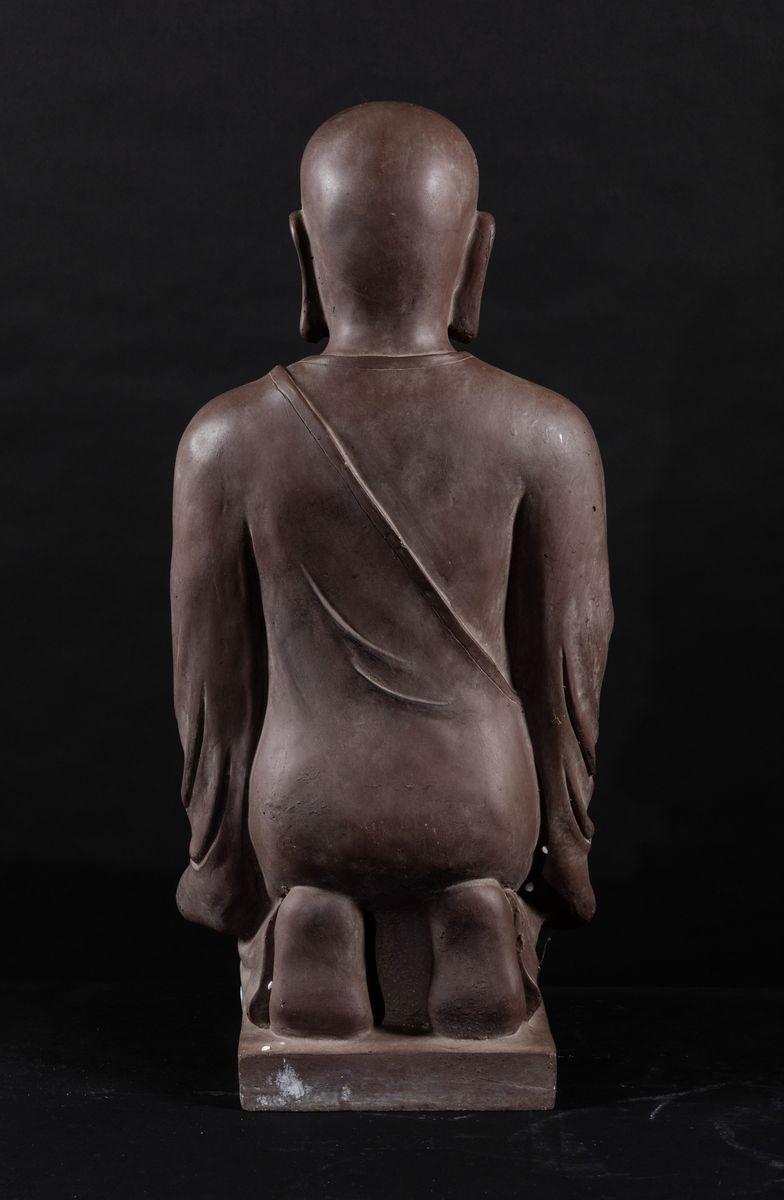 Grande Scultura in Grès Yixing Raffigurante Monaco Inginocchiato con Vaso, Cina, Fine XIX