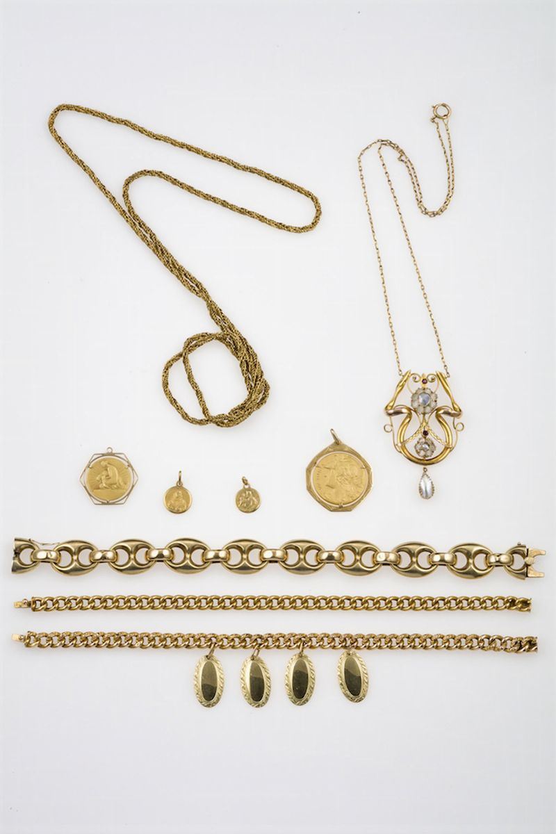 Lotto composto da 3 bracciali, 2 medaglie, 2 monete e 2 catene  - Asta Fine Jewels - Cambi Casa d'Aste