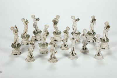 Gruppo di 14 Piccole Sculture in Terraglia Raffiguranti Giovani Ignudi con Fiori, XX Secolo
