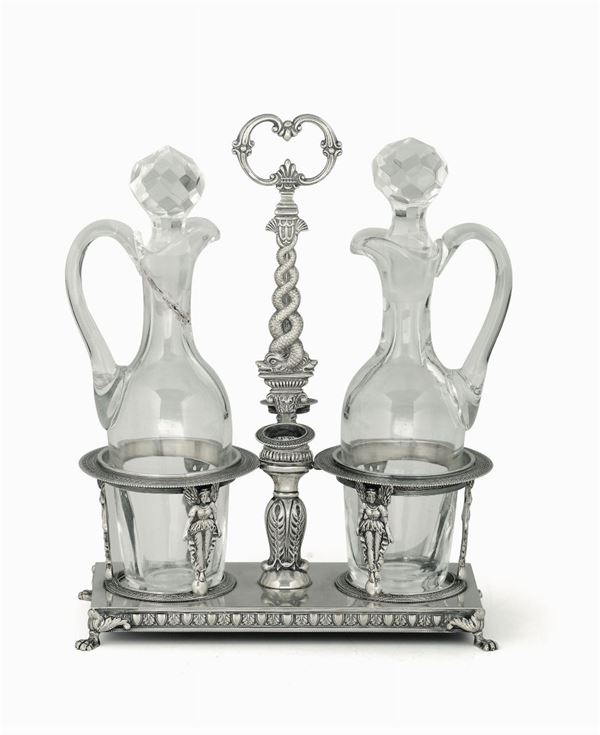 Aceto-oliera in argento fuso, sbalzato e cesellato. Ampolle in vetro. Metà XIX secolo