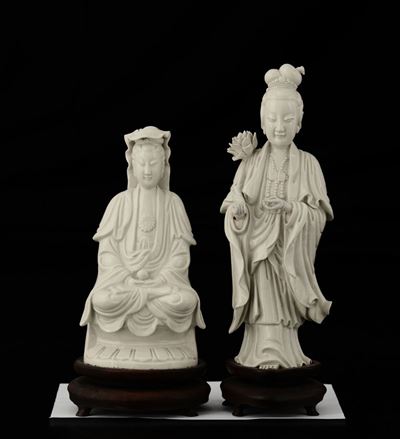 Lotto Composto da Due Figure di Guanyin una Seduta e una Stante con Fiore in Porcellana Blanc De ...