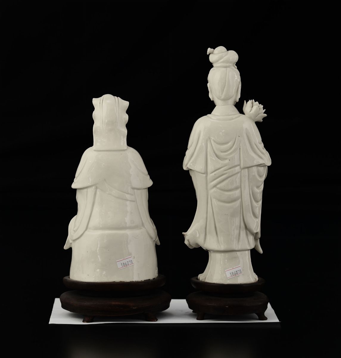 Lotto Composto da Due Figure di Guanyin una Seduta e una Stante con Fiore in Porcellana Blanc De ...