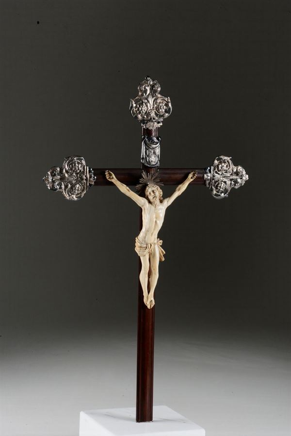 Croce da meditazione in legno ebanizzato e argento sbalzato, traforato e cesellato. Cristo in avorio scolpito manifattura Genovese del XVIII secolo (apparentemente privo di punzonatura)