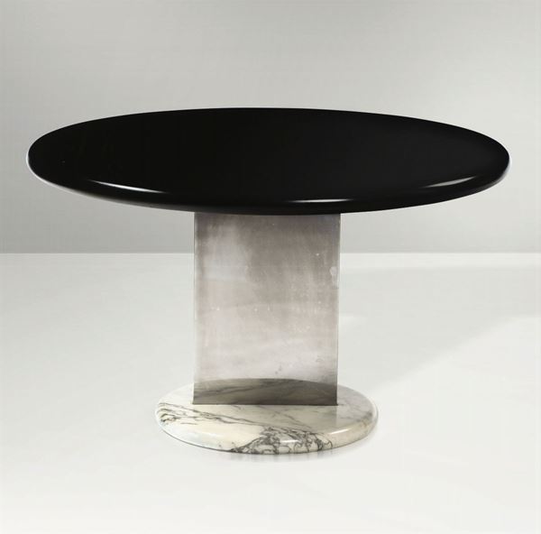 Tavolo con base in marmo, struttura in plexiglass e piano in legno laccato.