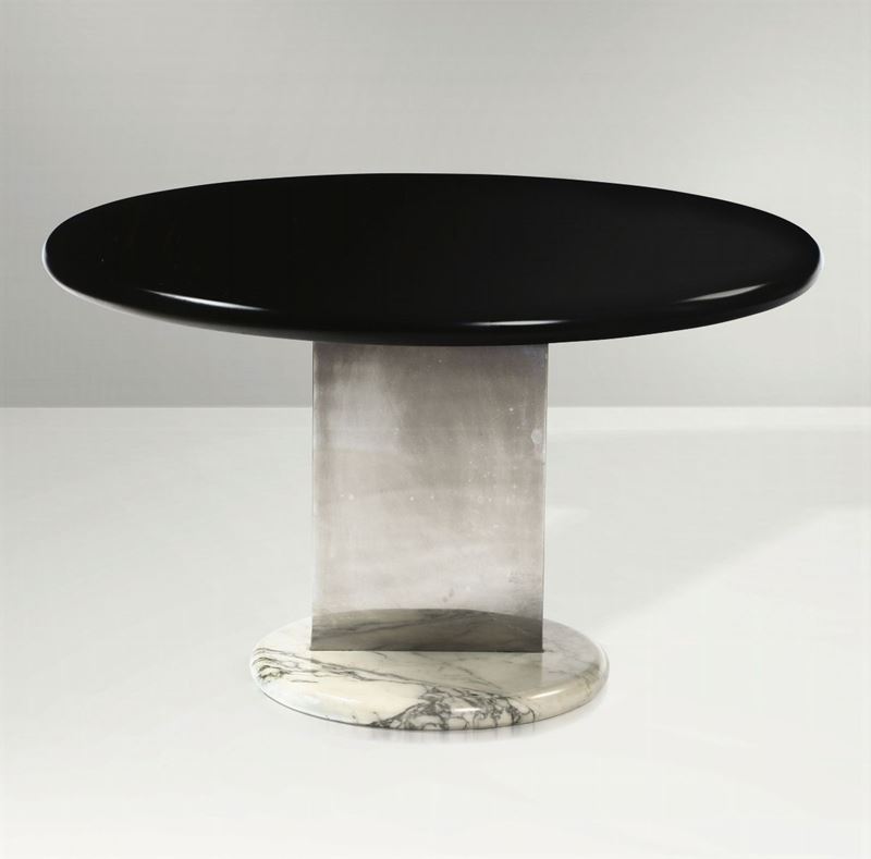 Tavolo con base in marmo, struttura in plexiglass e piano in legno laccato.  - Auction Design - Cambi Casa d'Aste