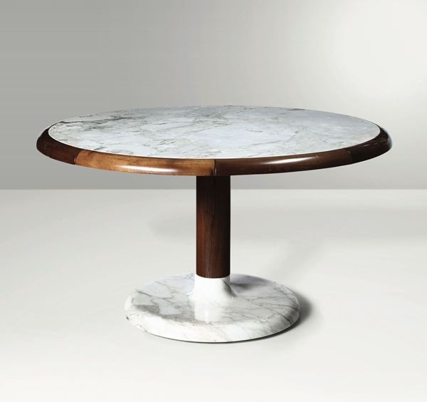 Tavolo con struttura in legno e piano e sostegno in marmo di Carrara.
