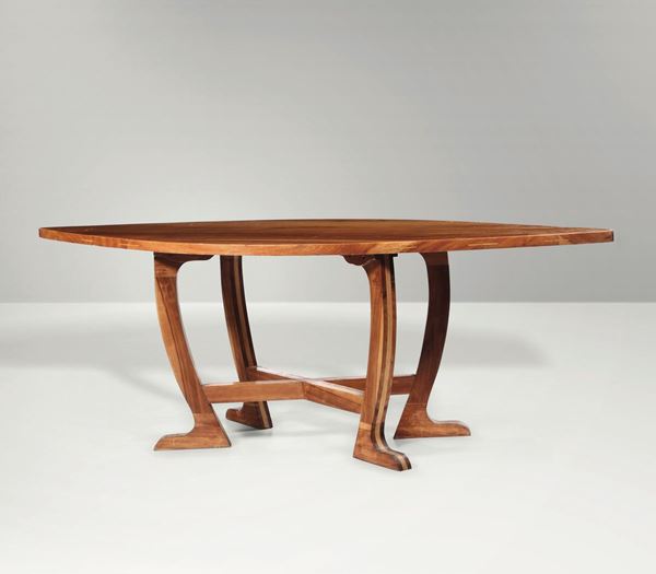 Tavolo con struttura in legno.