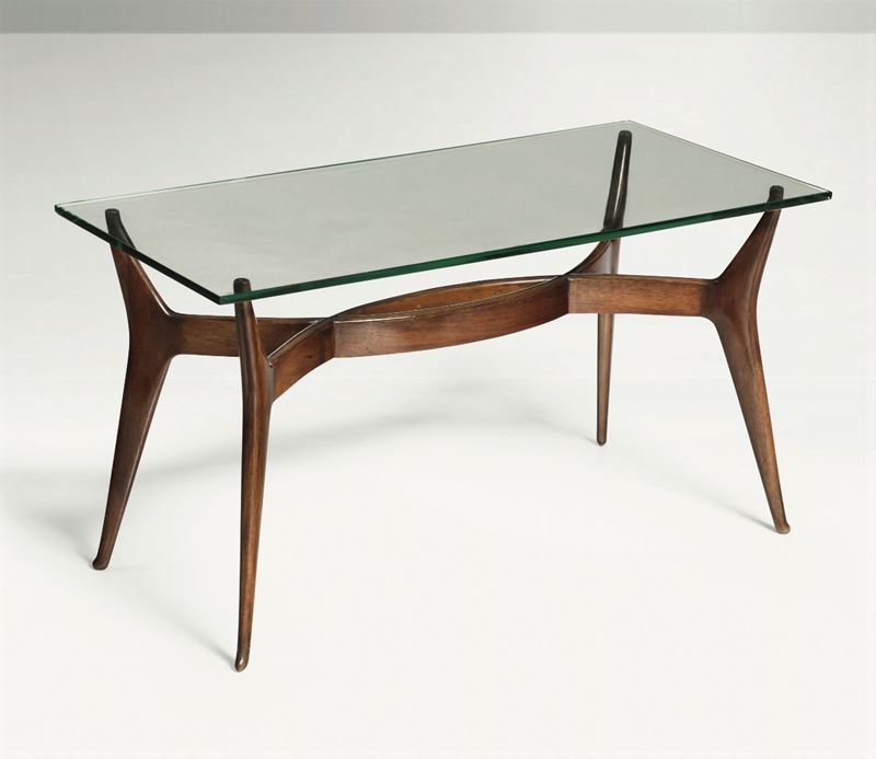 Tavolo basso con struttura in legno e piano in vetro.  - Auction Design - Cambi Casa d'Aste