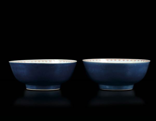 Coppia di bowls in porcellana policroma blu poudrè, Cina, Dinastia Qing, epoca Qianlong (1736-1796)