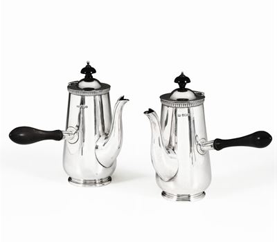 Due Caffettiere in Argento Fuso, Sbalzato e Cesellato Inghilterra, Città di Sheffield, 1912
