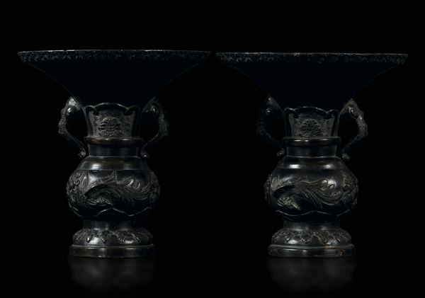 Coppia di vasi a tromba in bronzo con decoro floreale a rilievo e manici a guisa di testa di elefante, Giappone, epoca Meiji, XIX secolo