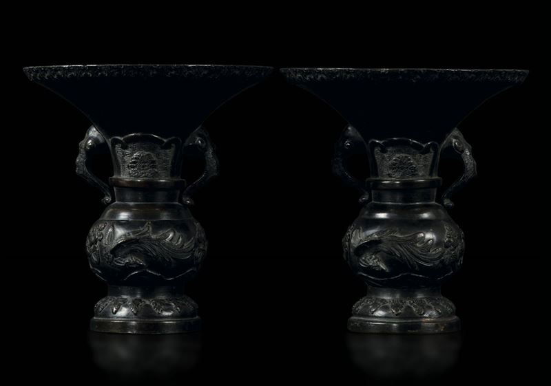 Coppia di vasi a tromba in bronzo con decoro floreale a rilievo e manici a guisa di testa di elefante, Giappone, epoca Meiji, XIX secolo  - Asta Arte Orientale - Cambi Casa d'Aste