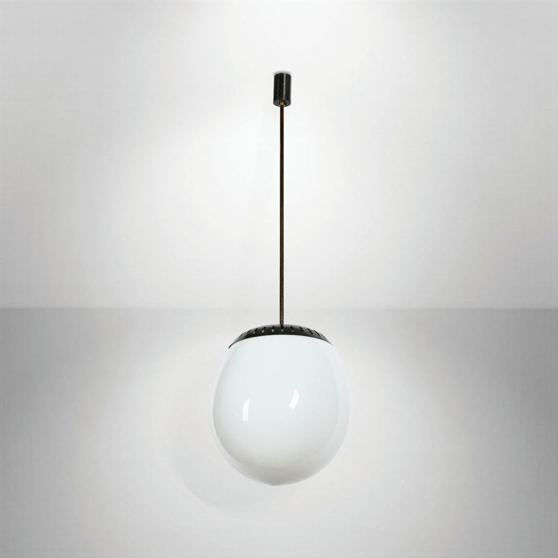 Lampada a sospensione con struttura in metallo laccato e diffusore in vetro opalino.  - Auction Design - Cambi Casa d'Aste
