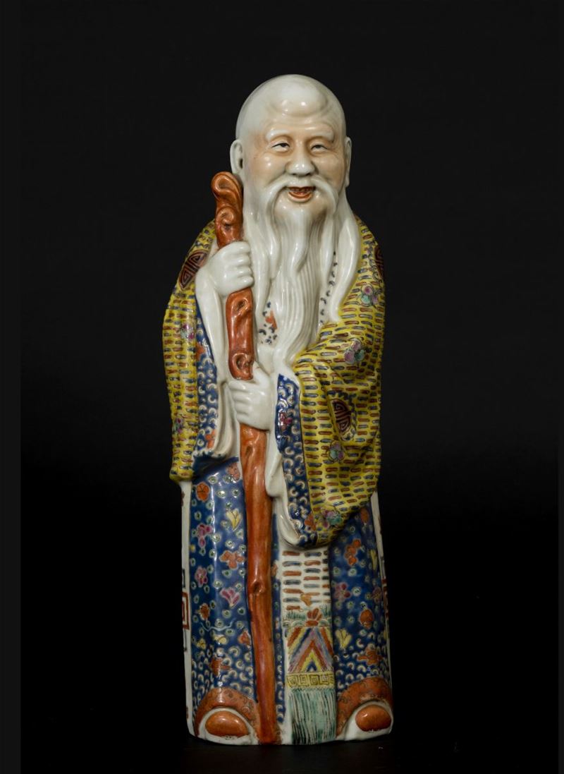 Figura di Shoulao con bastone in porcellana a smalti policromi, Cina, inizio XX secolo  - Asta Arte Orientale - Cambi Casa d'Aste
