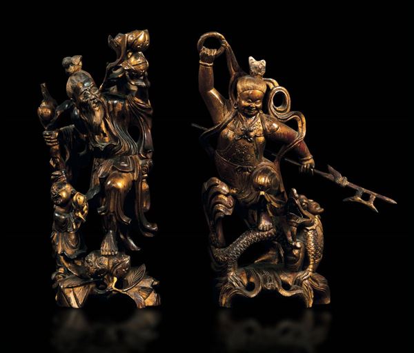 Coppia di sculture in legno dorato raffiguranti saggio e guerriero con drago, Cina, XIX secolo