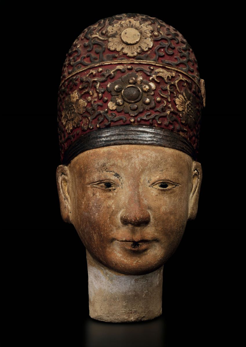 Coppia di Rare e Grandi Sculture in Grès Policromo Raffiguranti Personaggi di Corte Stanti su Bas...