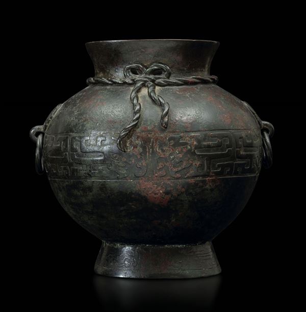 Vaso globulare in bronzo con decori arcaici e manici ad anello, Cina, Dinastia Ming, XVII secolo