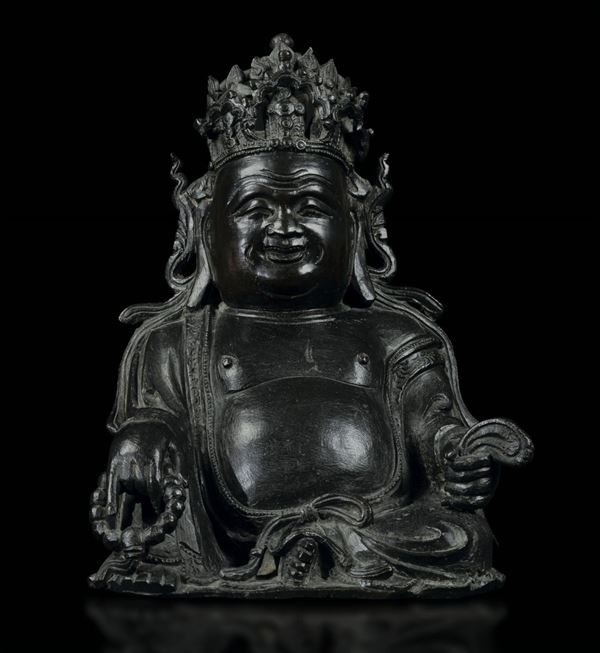 Figura di Budai seduto in bronzo con corona e collana da preghiera, Cina, Dinastia Ming, fine XVI secolo