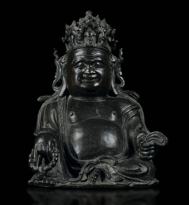 Figura di Budai seduto in bronzo con corona e collana da preghiera, Cina, Dinastia Ming, fine XVI secolo  - Asta Fine Chinese Works of Art - Cambi Casa d'Aste