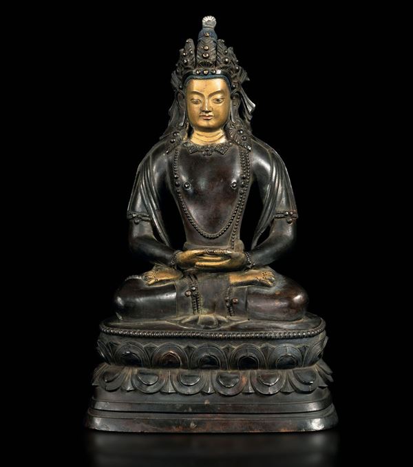 Figura di Amitayus seduto su doppio loto in bronzo con tracce di doratura, Cina, Dinastia Ming, XVI secolo