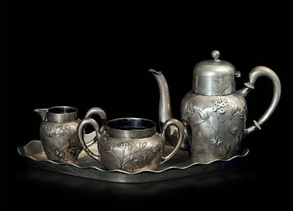 Servizio da thè in argento con decoro di rami in fiore composto da teiera, lattiera, zuccheriera e vassoio, Cina, fine XIX secolo