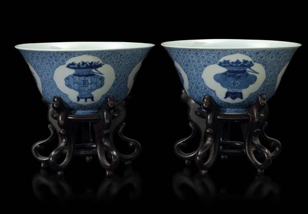 Coppia di ciotole in porcellana bianca e blu con decoro naturalistico entro riserve e stands in legno, Cina, Dinastia Qing, XIX secolo
