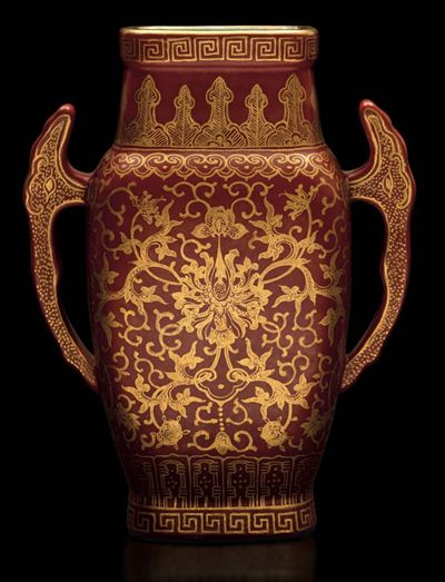 Elegante Vaso in Porcellana con Manici Sagomati e Decoro Floreale Lumeggiato in Oro su Fondo Aran...