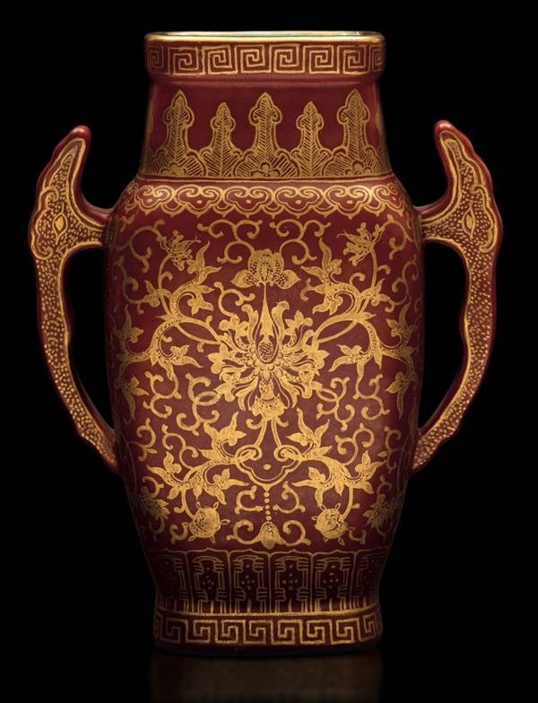 Elegante vaso in porcellana con manici sagomati e decoro floreale lumeggiato in oro su fondo arancio, Cina, Dinastia Qing, marca e del periodo Jiaqing (1796-1820)