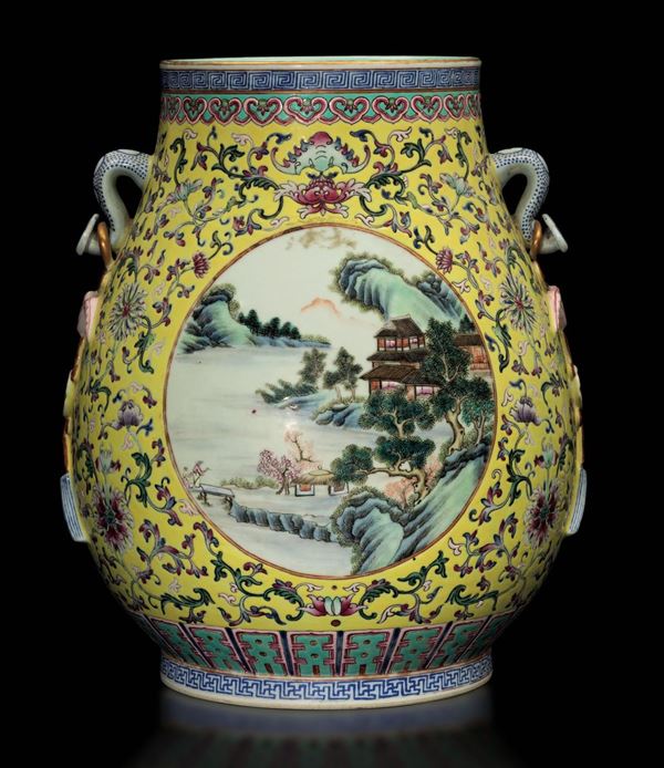 Vaso in porcellana Famiglia Rosa a fondo giallo con decoro floreale e raffigurazioni di paesaggio entro riserve, Cina, Dinastia Qing, XIX secolo