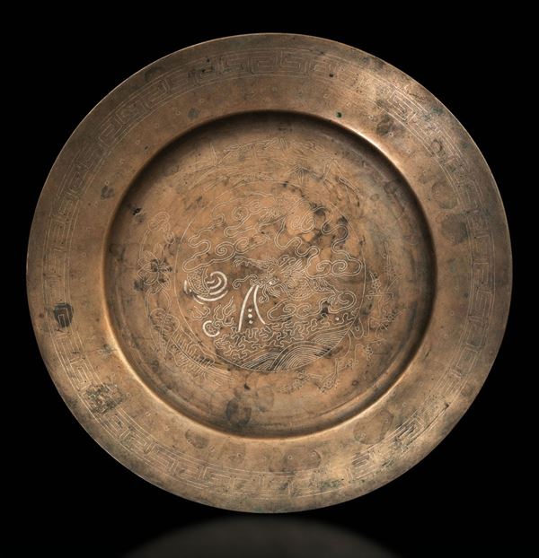 Piatto in bronzo con drago circondato da elementi naturalistici in intarsio d'argento, Cina, Dinastia Qing, inizio XIX secolo