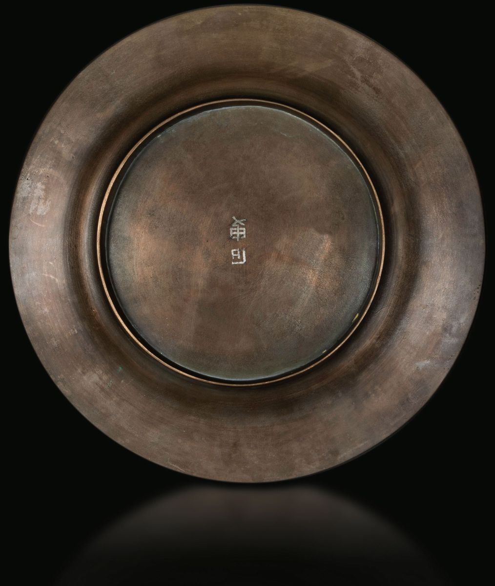 Piatto in Bronzo con Drago Circondato da Elementi Naturalistici in Intarsio D'argento, Cina, Dina...
