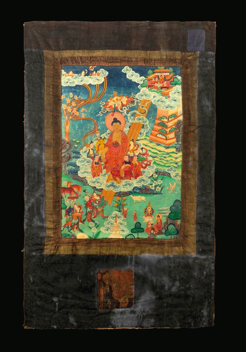 Thangka su seta a fondo blu con figura di Buddha centrale circondato da monaci con decori e lumeggiature in oro, Tibet, XIX secolo  - Asta Fine Chinese Works of Art - Cambi Casa d'Aste